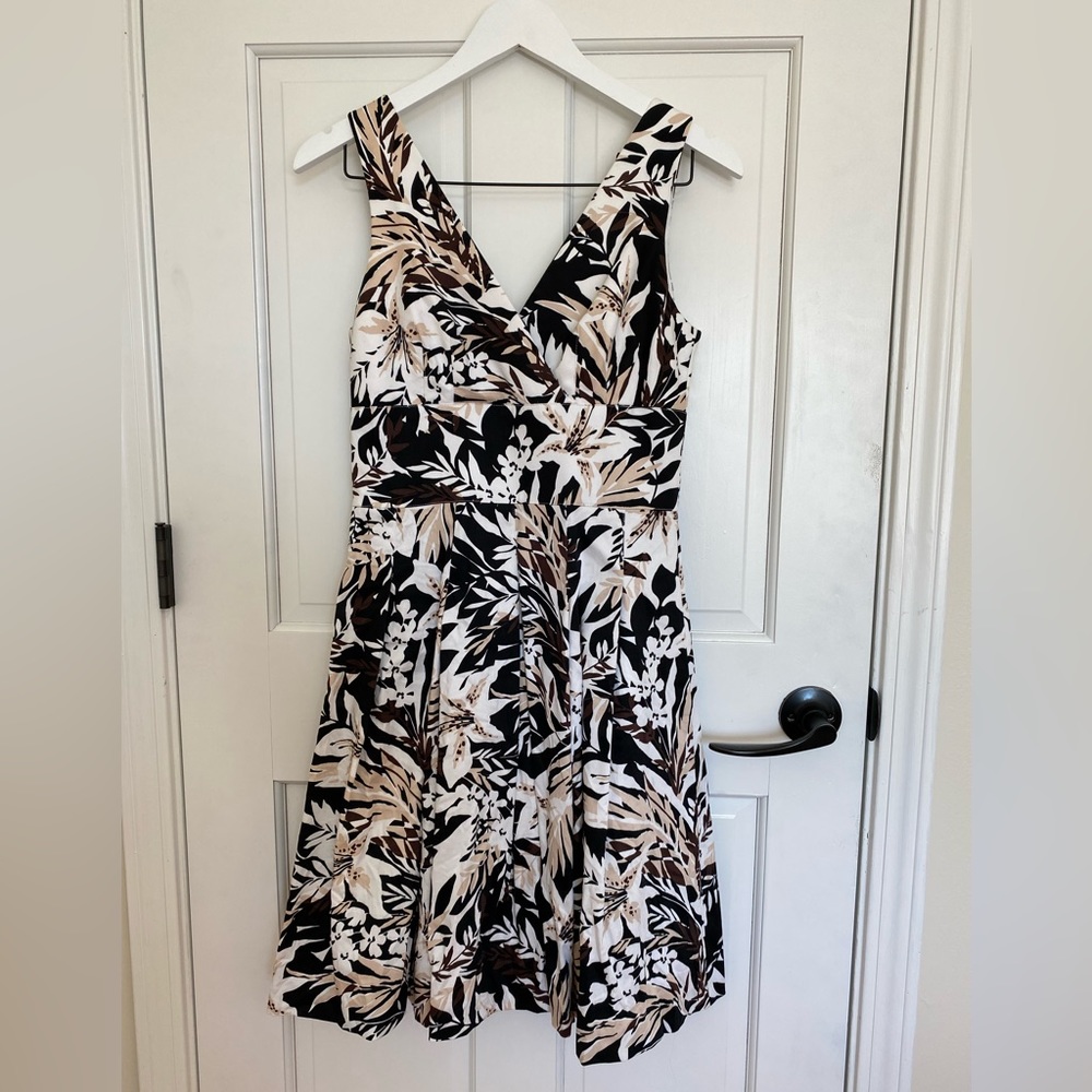 White House Black Market * SZ 4 * excellent condition * sleeveless pattern dress